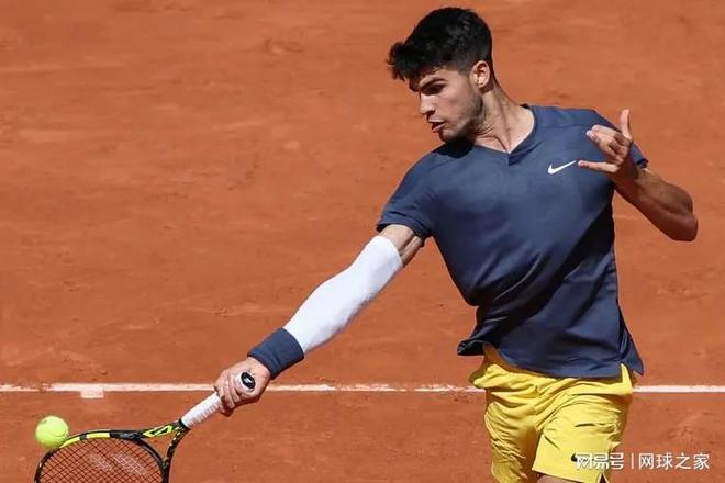 她以顽强的 她以顽强的